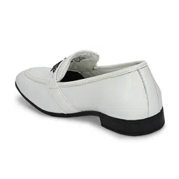 INVICTUS Men Textured Horsebit Loafers image 5