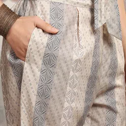 Vishudh Grey & Beige Floral Printed V Neck Pure Cotton Crop Top with Trousers And Jacket image 3