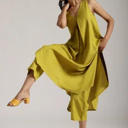 DIVASTRI V-Neck Asymmetric Kurta With Trousers image 5