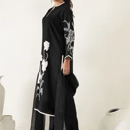 Anouk Floral Embroidered Regular Chanderi Silk Straight Kurta with Trousers & Dupatta image 3