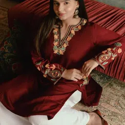 urzuv Women Fine Wool Kashmiri Pheran Kashida Aari Embroidery Loose Fitting with Two Pockets (Maroon Pink) image 3
