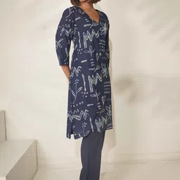 MIRAVAN Floral Printed V-Neck Pure Cotton Straight Kurta With Trousers image 3