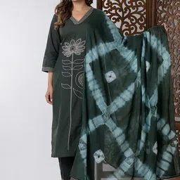 GHUMMAN SONAKSHI Women Embroidered Thread Work Pure Cotton Kurta Set With Dupatta image 3