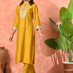 Sangria Floral Yoke Design Sequinned Mandarin Collar Straight Kurta With Trousers image 3