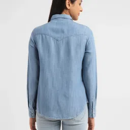 levi's Women's Solid Spread Collar Shirt image 3