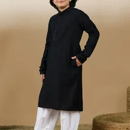 Here&Now X Sanwara Boys Embroidered Regular Chikankari Kurta with Patiala image 4
