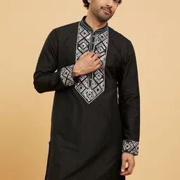 Twamev Men Printed Regular Kurta with Churidar image 3