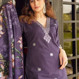 CANIZZARO Women Floral Embroidered Kurta with Trousers & Dupatta image 4