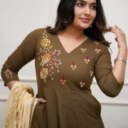 HARIYALI Women Floral Embroidered Regular Thread Work Pure Cotton Kurta with Trousers & With Dupatta image 4