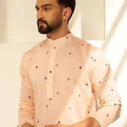 SOJANYA Men Floral Embroidered Kurta image 5