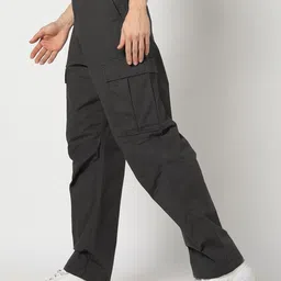 GAP Men Solid Relaxed Fit Mid-Rise Cargo Trouser image 3