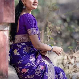 Eecoo Floral Zari Silk Blend Handloom Banarasi Saree image 3