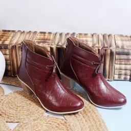 Padchin Women Textured Block-Heeled Regular Boots-image-87