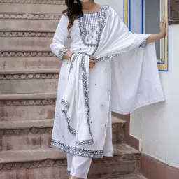 VredeVogel Women Floral Embroidered Regular Kurta with Trousers & With Dupatta-picture-30