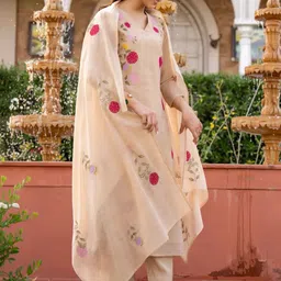 CANIZZARO Women Floral Embroidered Regular Thread Work Kurta with Trousers & With Dupatta image 4