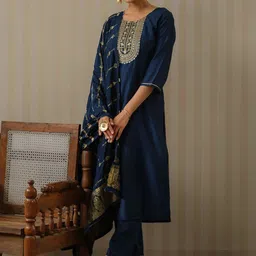 Ode by House of Pataudi Women Floral Yoke Design Regular Sequinned Pure Silk Kurta with Trousers & With image 3