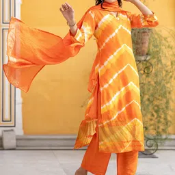 ASPORA Leheriya Dyed V-Neck Pure Silk Straight Kurta With Trousers & Dupatta image 3