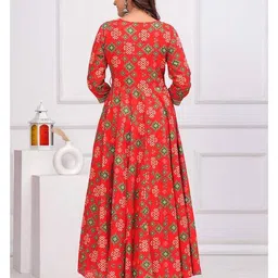 mizaz Women Printed Angrakha Kurta Set image 3