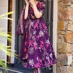 MANOJAVA Women Floral Printed Tiered Pure Cotton Kurta with Trousers & With Dupatta image 4