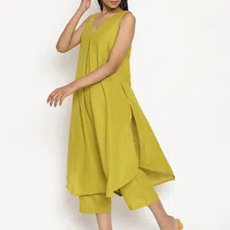 GoSriKi V-Neck Sleeveless A-Line Kurta & Trousers image 2