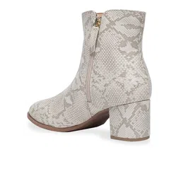 Monrow Women Round Toe Regular Boots image 4