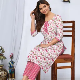 alishba Women Cotton Blend Kurti Pant Set image 3