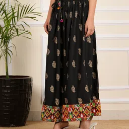 harsukhi Women Printed Flared Black Skirt image 3