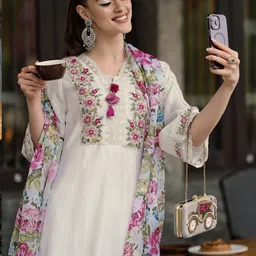 indo era Women Silk Blend Kurta Pant Dupatta Set image 4