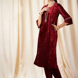 Shae by SASSAFRAS Ethnic Motifs Embroidered Thread Work Velvet Kurta image 5