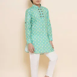 Aj DEZInES Boys Ethnic Motifs Printed Mandarin Collar Straight Kurta with Trousers image 2