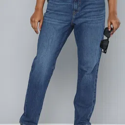 Levis Women 724 Slim Straight Fit High-Rise Light Fade Stretchable Jeans-image-10