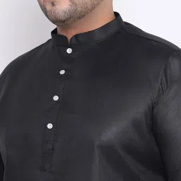 KISAH PLUS Men Black Solid Straight Kurta image 3