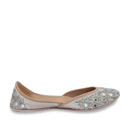 NR by Nidhi Rathi Women's Cream Ethnic Juttis image 2