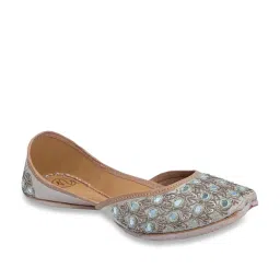 NR by Nidhi Rathi Women's Cream Ethnic Juttis image 3