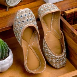 NR by Nidhi Rathi Women's Cream Ethnic Juttis image 1