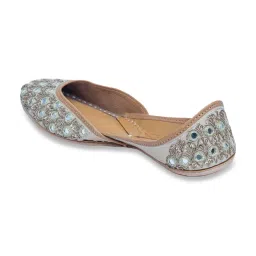 NR by Nidhi Rathi Women's Cream Ethnic Juttis image 5