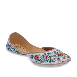 NR by Nidhi Rathi Women's White Ethnic Juttis image 3