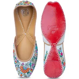NR by Nidhi Rathi Women's White Ethnic Juttis image 4