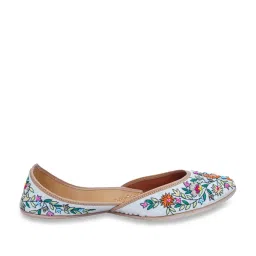NR by Nidhi Rathi Women's White Ethnic Juttis image 2