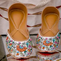 NR by Nidhi Rathi Women's White Ethnic Juttis image 1