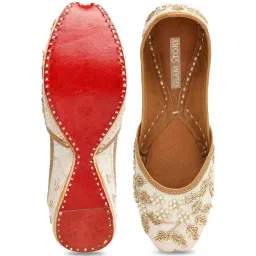 Glam Story Women's White Ethnic Juttis image 4