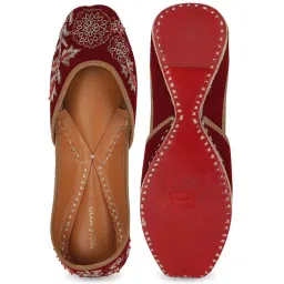 Glam Story Women's Maroon Ethnic Juttis image 4