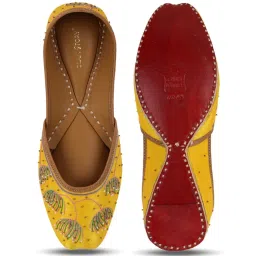 Glam Story Women's Yellow Ethnic Juttis image 4