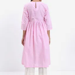 Vishudh Pink Floral Printed Straight Kurta image 4