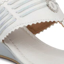 Inc.5 Women's White Toe Ring Wedges image 4