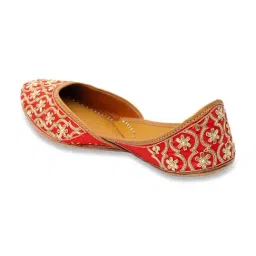 NR by Nidhi Rathi Women's Red Ethnic Juttis image 5