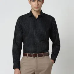 Van Heusen Black Cotton Regular Fit Checks Shirt-image-52