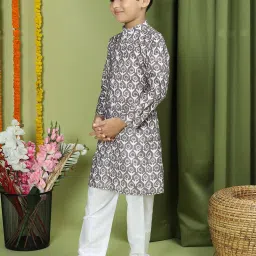 TABARD Kids Grey & White Printed Full Sleeves Kurta with Pyjamas image 4