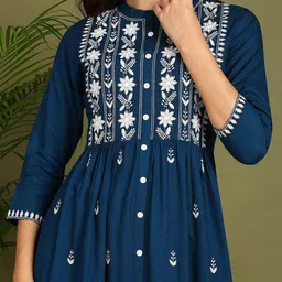 Kapad Dwar Women Geometric Embroidered Mirror Work Kurta image 2