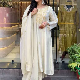 Brand Hill Women Ethnic Motifs Printed Kurta with Trousers & Dupatta image 3